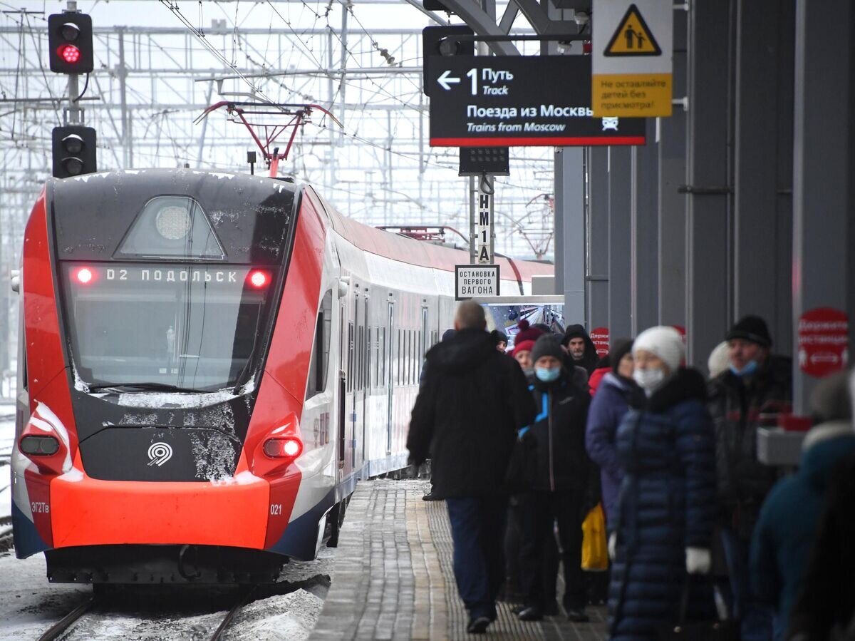    Пассажиры на перроне на станции "Подольск" в Московской области© РИА Новости / Илья Питалев