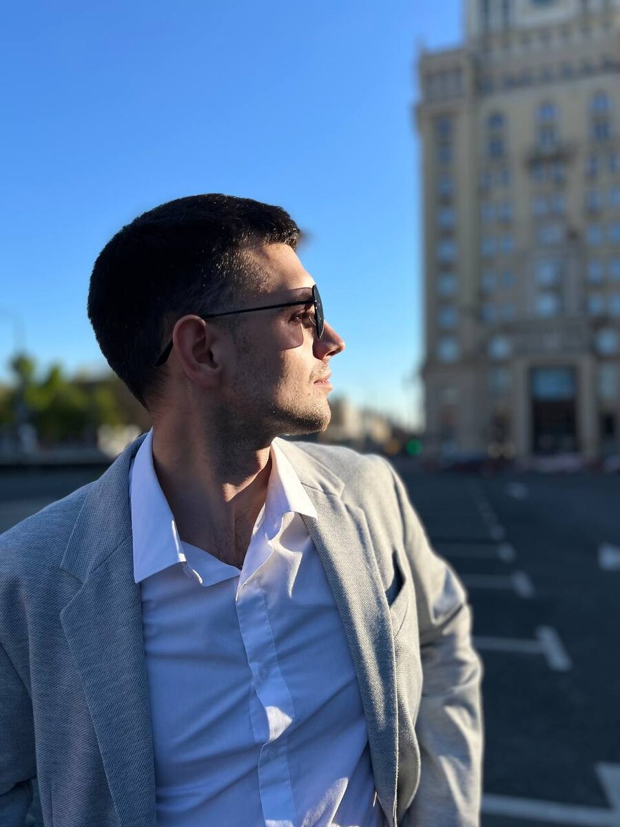 Я сам шел к этому достаточно долго по сравнению с моими коллегами по онлайн-бизнесу, кто успешнее и моложе меня. Вот только всё изменилось, когда я действительно это понял и начал меняться, чтобы изменить этот мир...