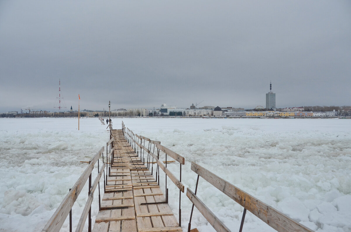 Пешеходная ледовая переправа через Северную Двину