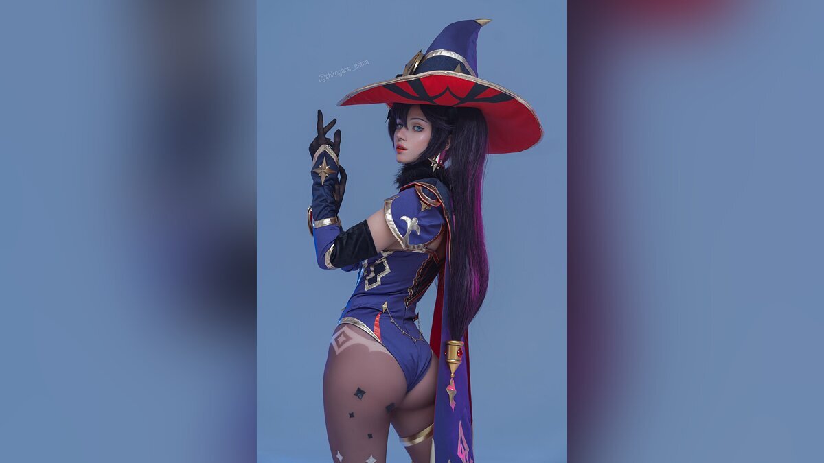 Саша Холланд в образе Моны