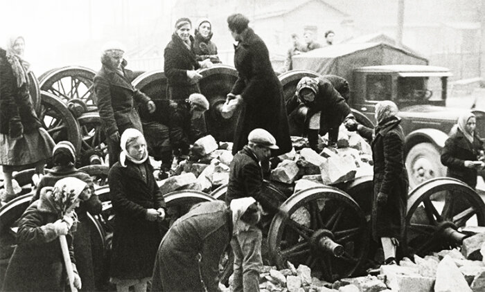 Сооружение баррикад в Ленинграде. 1942 год