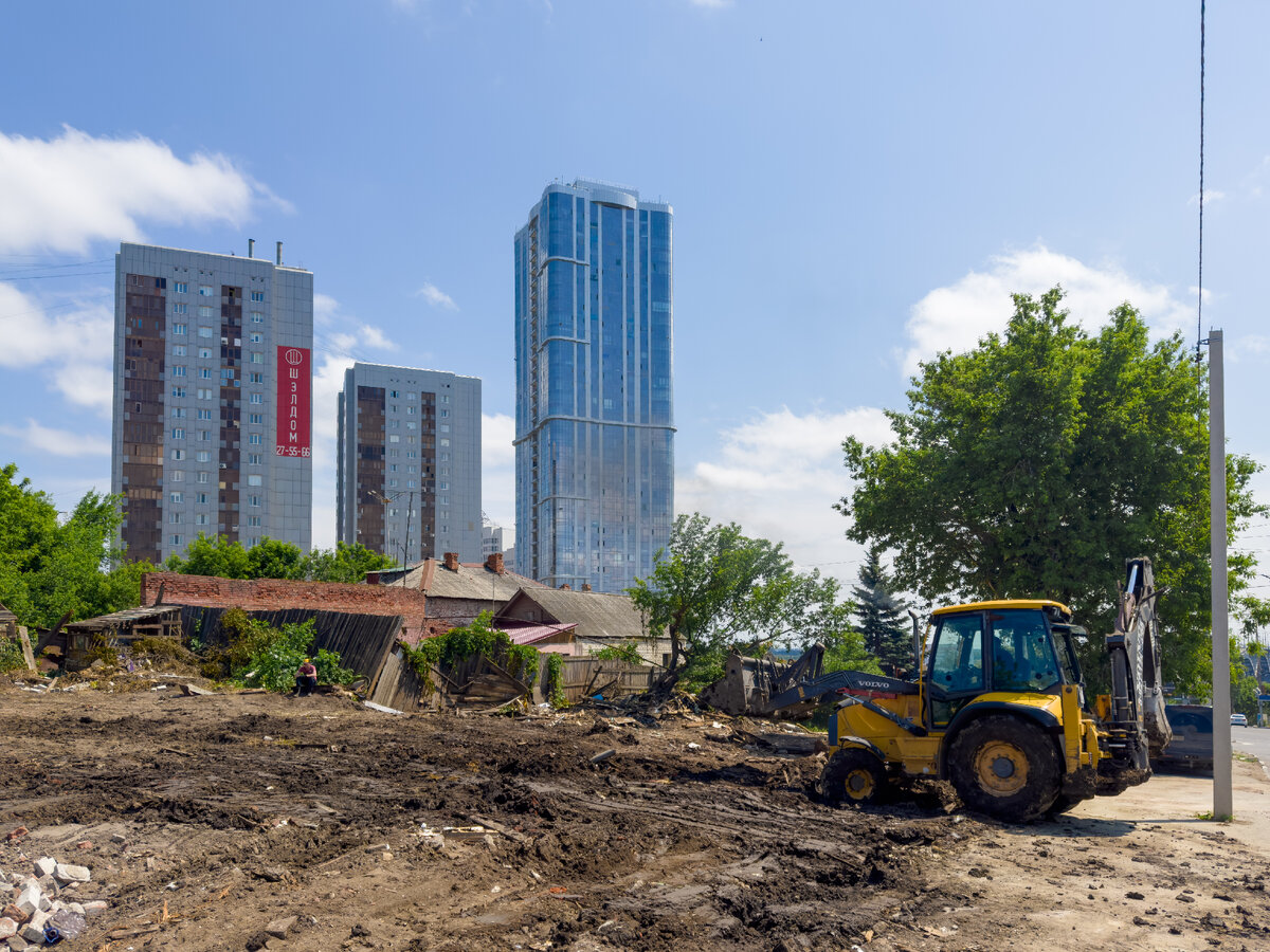 Контрасты большого города. Предмостовая площадь март 2023 