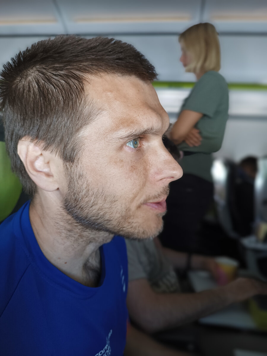 Смотрит за детьми.