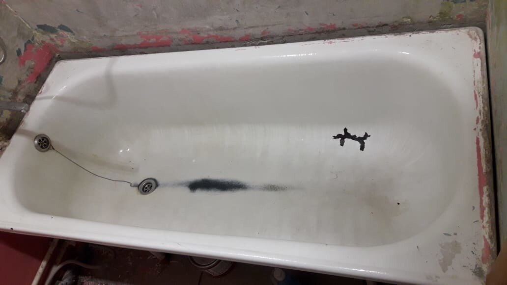 Ванна прикол. Шершавая ванна. Почему в ванной становится. Клеймо на чугунной ванне. Ванна с розами.