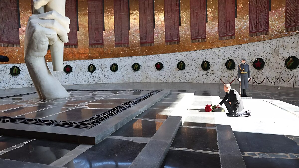     Зампред Совбеза РФ Дмитрий Медведев приехал в Волгоград 12 марта с рабочим визитом. Первым делом политик посетил Мамаев курган, сообщает администрация региона.