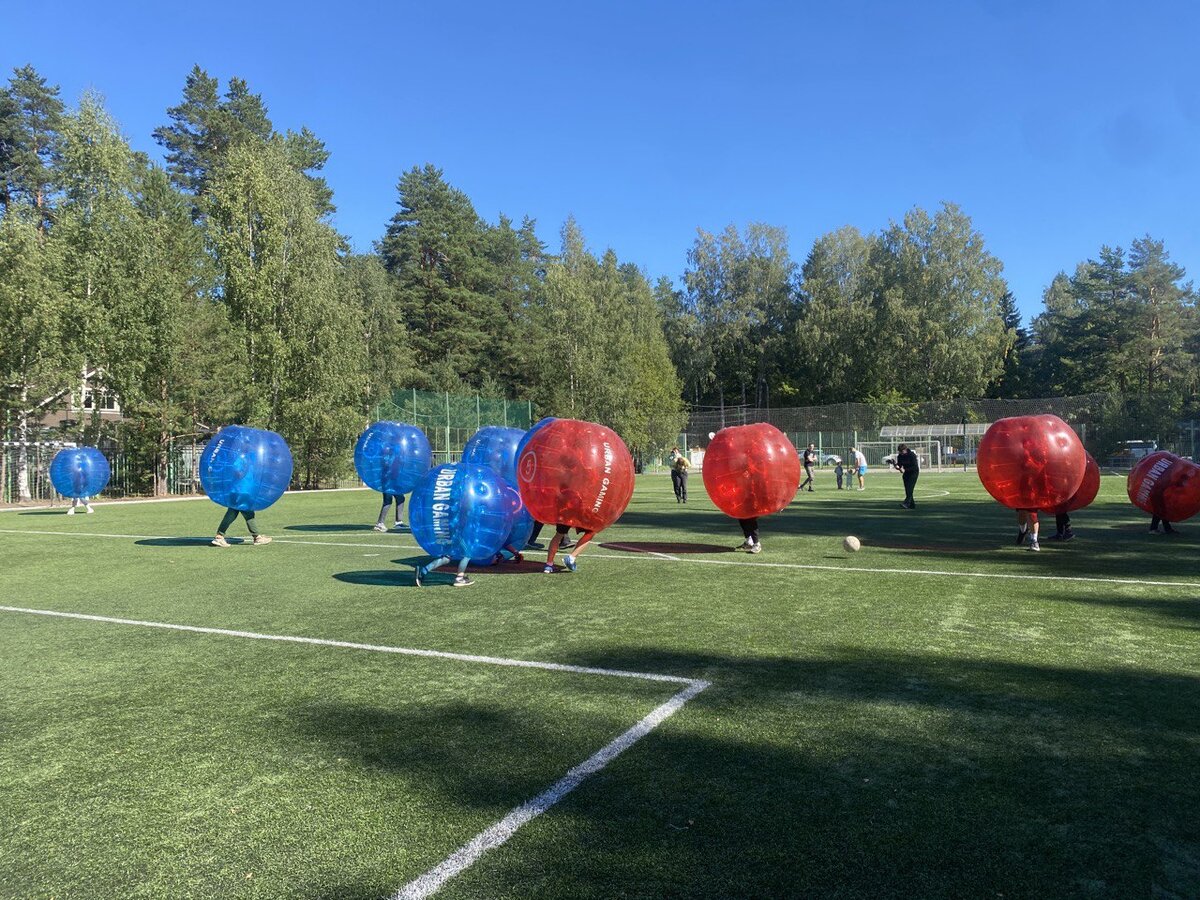 Бампербол в огромном надувном мяче