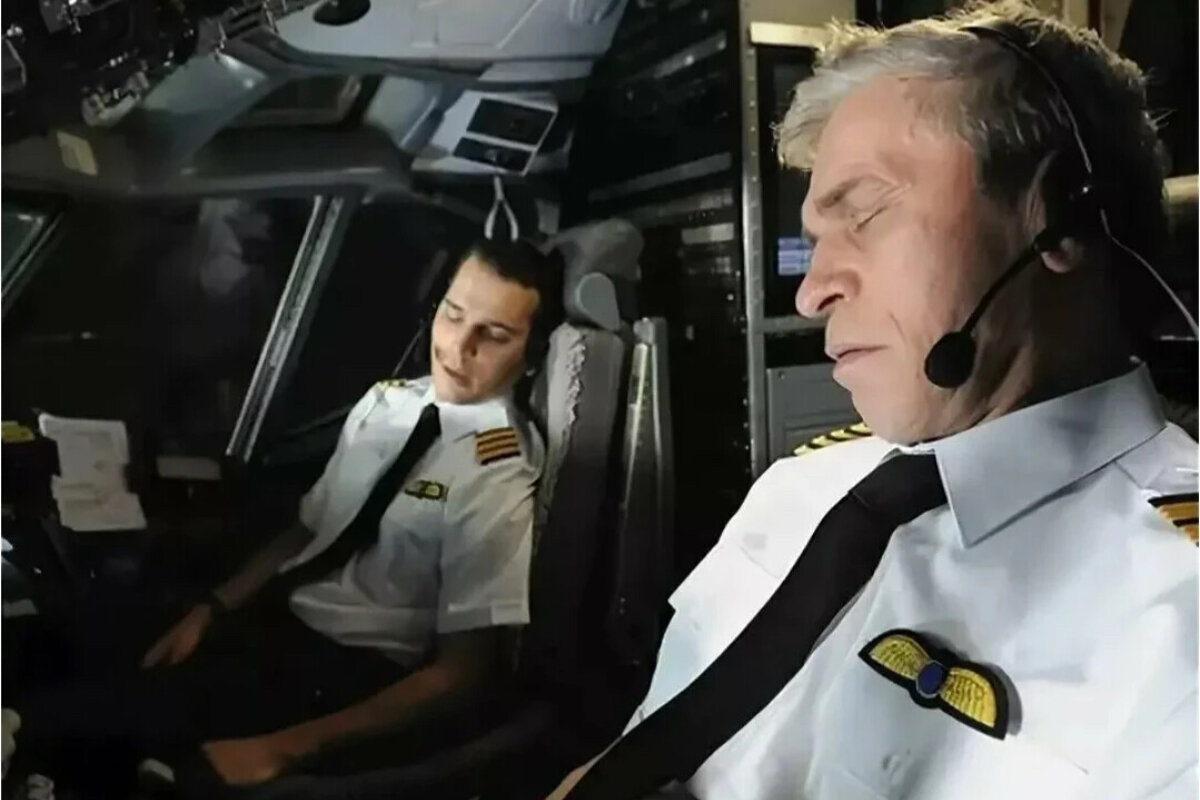 Квс инструктор боинг 777. Аэробус а380 кабина. Кабина самолета. When piloting the. Пайлот келсон.