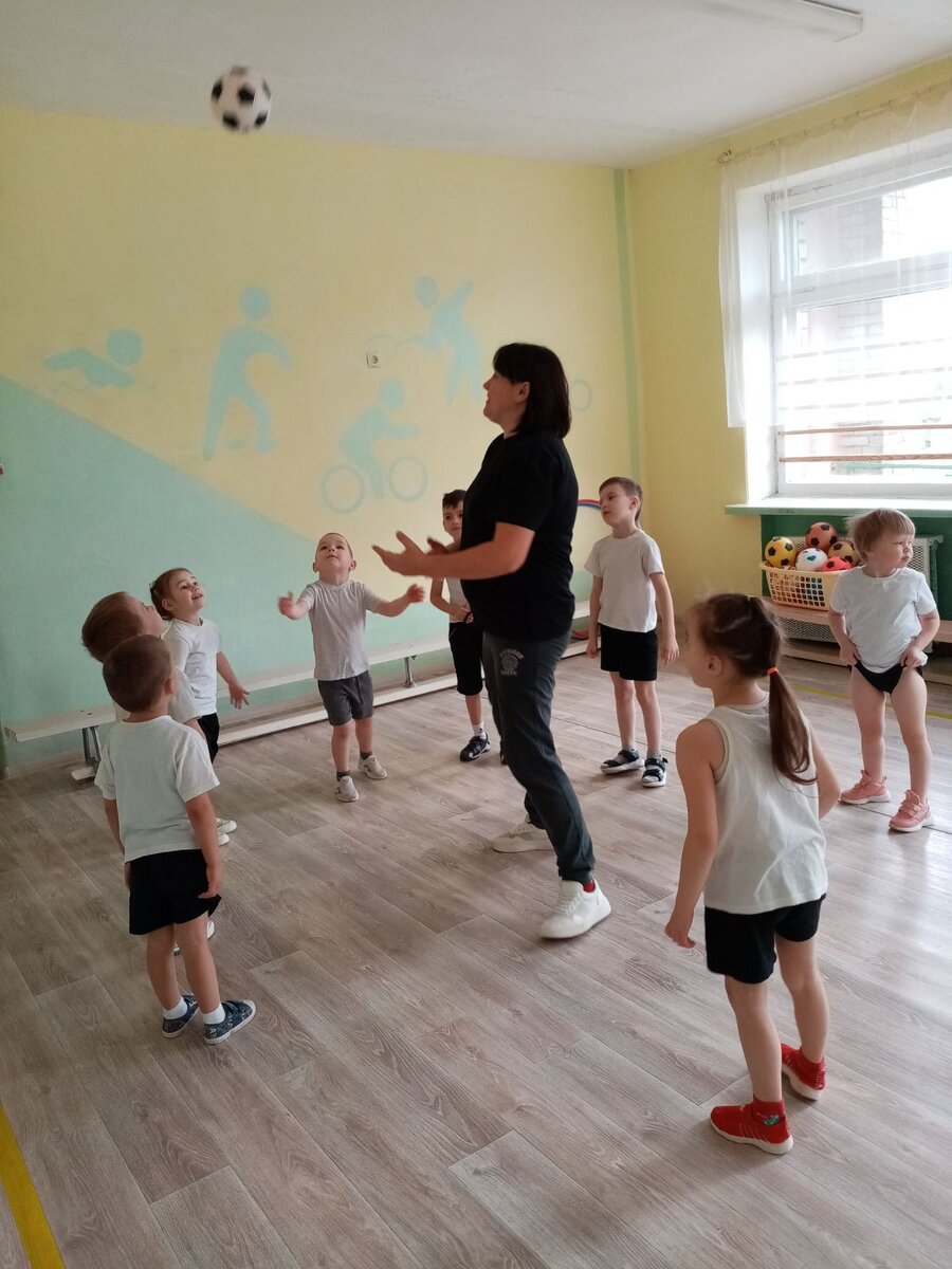 двигательные качества в баскетболе. какую физическую спортивную игру. доклад на спортивную тему. спорт для презентации. игровые упражнения в подвижных играх дошкольников.