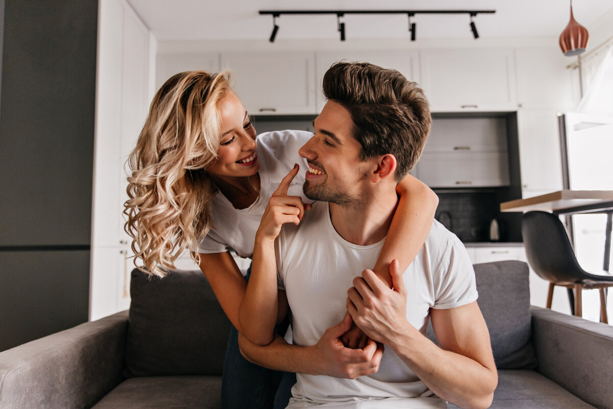 <a href="https://ru.freepik.com/free-photo/curly-romantic-girl-touching-boyfriend-s-nose-indoor-portrait-of-cheerful-couple-posing-together-in-living-room_12152281.htm#&position=7&from_view=search&track=ais&uuid=7af6628a-0450-4c4f-8933-ed5829facb53">Изображение от lookstudio</a> на Freepik