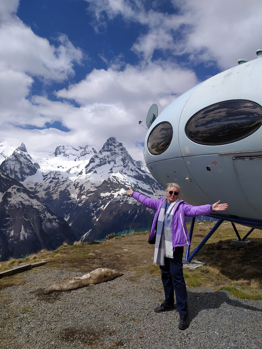 Самая удивительная гостиница в горах Домбая имеет форму летающей тарелки.Она находится на вершине горы Мусса-Ачитара на высоте 2250 м.Ее нам подарил президент Финляндии в 1969 году.как гостиница работает с 1979г.