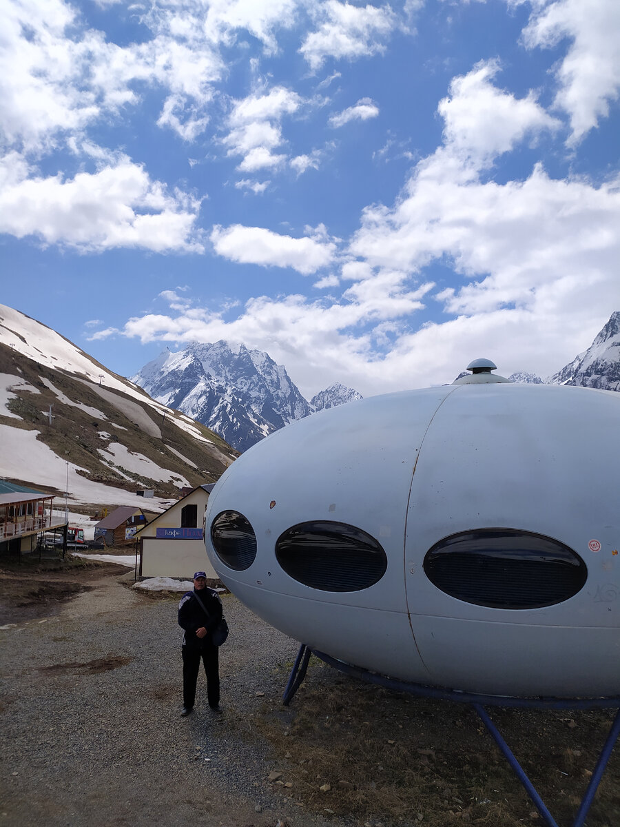 Президент Финляндии решил сделать такой подарок   Советскому Союзу после того,как вместе с Алексеем Косыгиным- советским чиновником сходил в поход через ущелье Алибек. Сейчас можно забронировать номер в этой тарелочке и пожить в ней с прекрасными видами на горы.