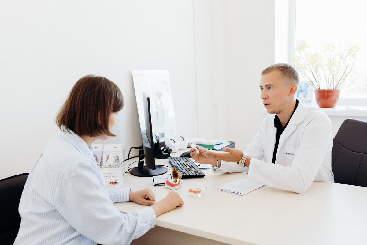 Координатор лечения проводит консультацию пациента после приёма ортопеда.