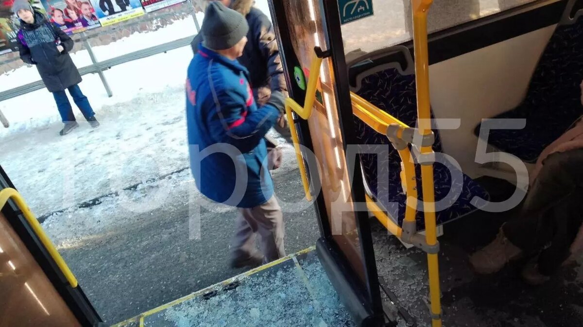     По словам мужчины, он схватился за стекло, чтобы не упасть, но оно неожиданно лопнуло.