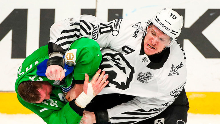    Чарльз Робинсон дерется в матче «Трактора» и «Салавата Юлаева».ХК «Трактор»