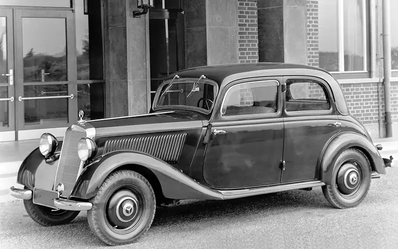    Mercedes-Benz 170V семейства W136 — модель 1936 года. Поэтому автомобиль отличала самая архаичная среди аналогов стилистика. Седан классической компоновки длинной 4620 мм имел наиболее длинную в сравнении с одноклассниками колесную базу — 2845 мм. Снаряженная масса — всего 1220 кг, на 200 кг меньше, чем у ГАЗ-М20.