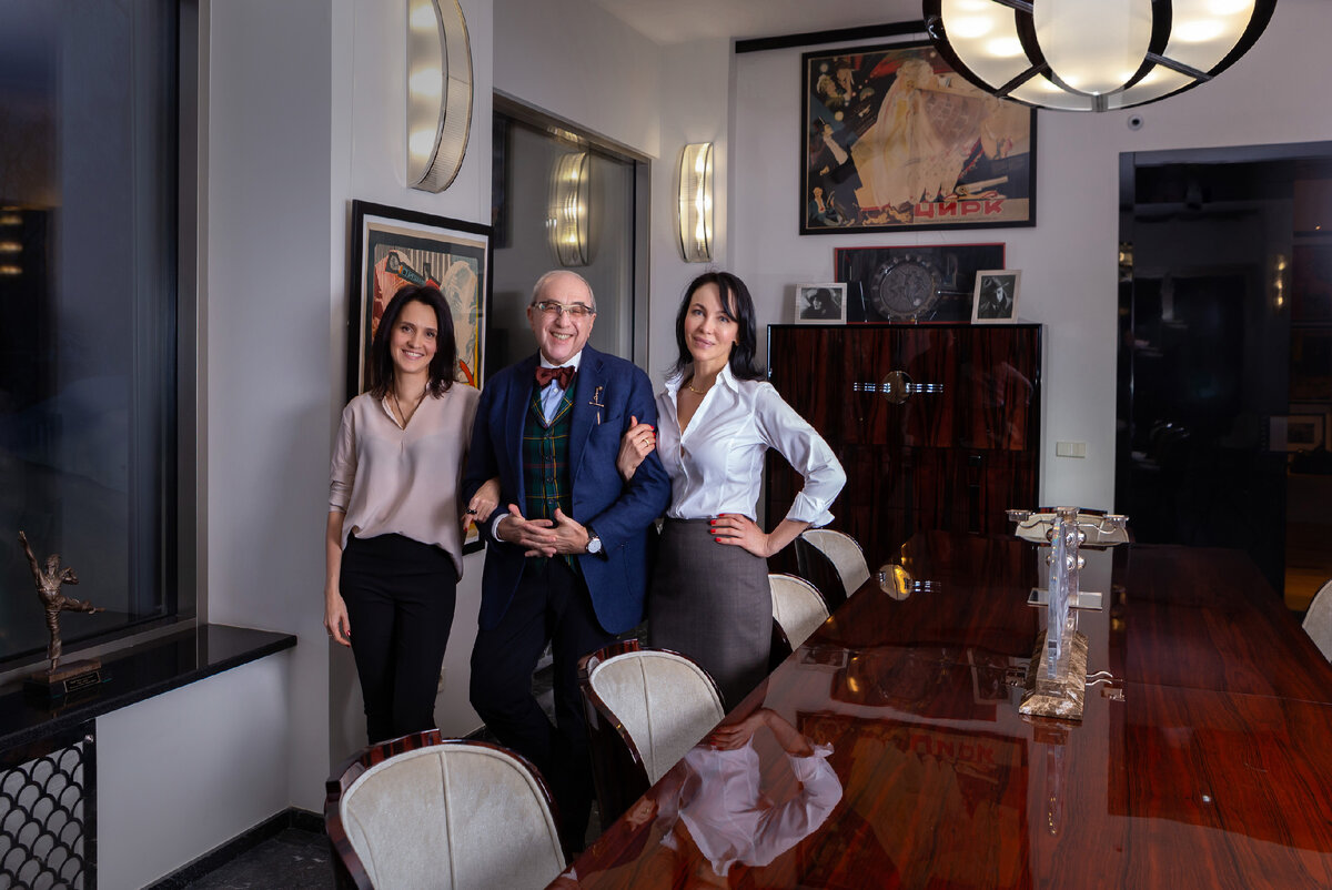 Хозяин дома Александр Добровинский и совладелицы дизайн-бюро BELLARDO Анна Сахарова и Эльвира Сагидуллина