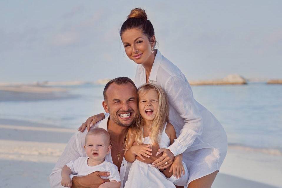 Певица Нюша с семьёй