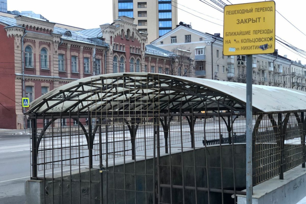    Пешеходный переход на улице Плехановская давно закрыт.