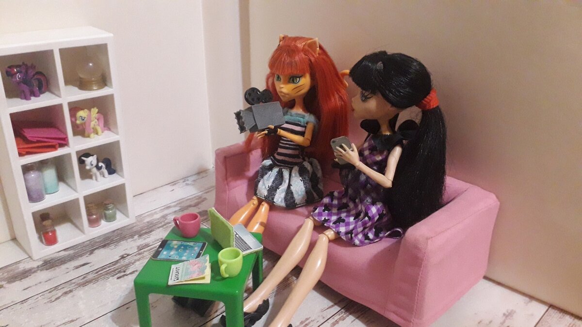 На этой неделе мы много времени провели за компьютером - монтировали видео и наводили порядок в дзен. Вдвоем вести дзен-канал намного удобнее. 