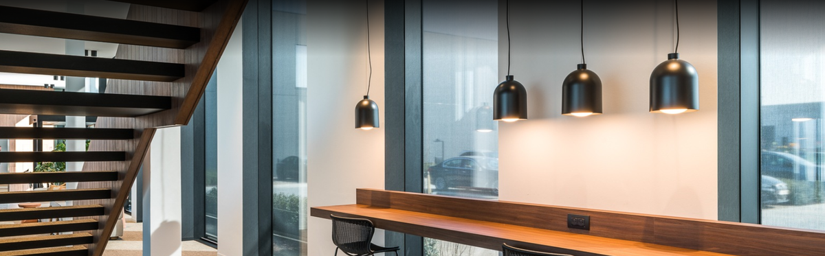 Новая система освещения в штаб-квартире STAS создает ощущение домашнего уюта благодаря сочетанию эстетически красивого освещения и интеллектуальной системы управления, которая легко адаптируется к постоянно меняющимся потребностям.