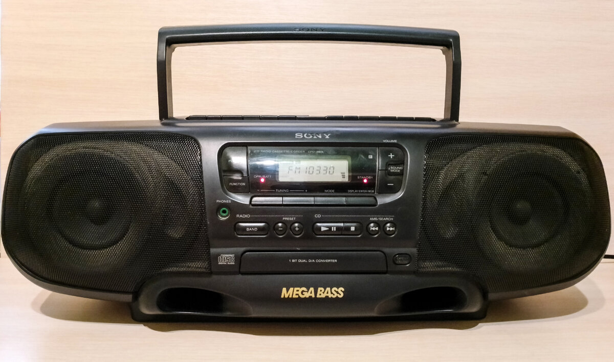 Общий вид магнитофона SONY CFD-380L.