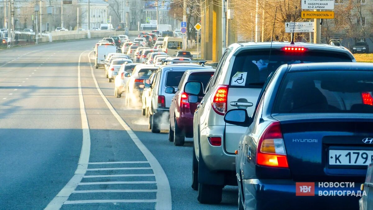     Жители Волгограда активно обсуждают кортеж зампреда Совбеза РФ Дмитрия Медведева, проехавший днем 12 марта по центральным улицам города. Из-за него полицейские на короткое время останавливали движение других машин.