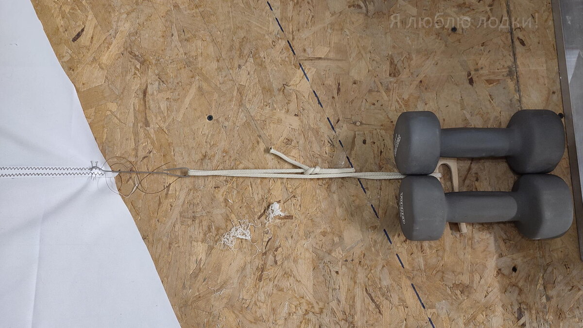 Сила натяжения задается двумя гантелями суммарным весом 8 кг. Коэффициент трения 0.31 (резина по дереву). Натянуто по максимуму - гантели на грани страгивания, а значит сила примерно 8*0.31=2.48 кгс.