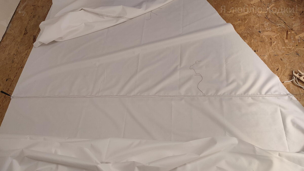 Натяжение снято. Размер вернулся к исходному. Морщин меньше. Большая часть оставшихся морщин справа, по передней шкаторине, где сделаны разрезные вытачки для формирования "пуза"