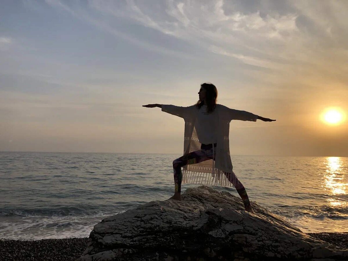 Йога, как древнее учение и практика, имеет огромное значение в современном мире, где люди все чаще обращаются к ней в поиске гармонии и внутреннего равновесия