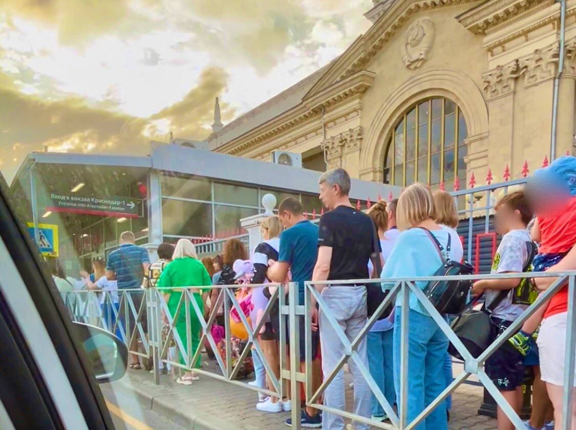 Аэропорт второй год не работает, электрички на море переполнены 