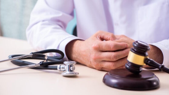    Госдума приняла в первом чтении законопроект о немедленном освобождении больных осужденных по решению суда Роман Захаров