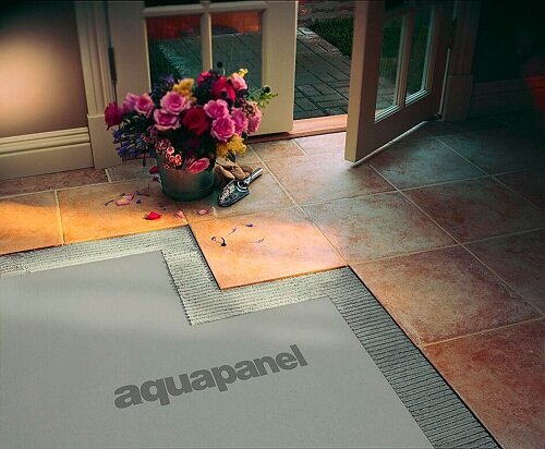 Лицевая сторона панели гладкая, а нижняя шершавая.