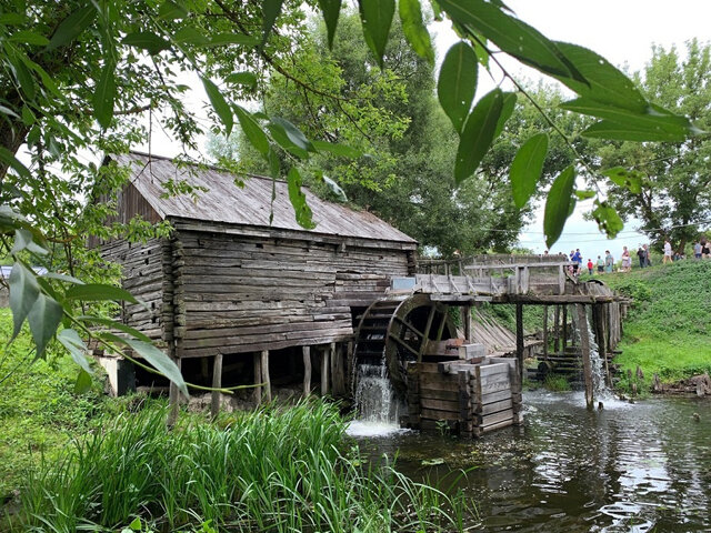    Изначально водяная мельница была построена без единого гвоздя
