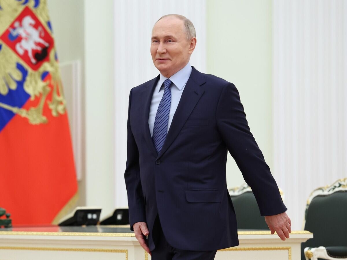    Президент РФ Владимир Путин перед началом встречи с победителями конкурса управленцев "Лидеры России"© РИА Новости / POOL