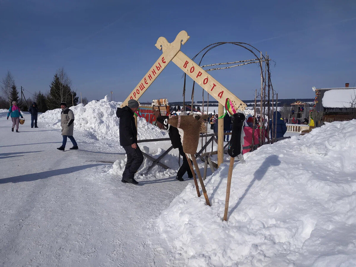 «Прощённые» ворота на Масленицу нередко можно встретить в дни праздника в регионах Поволжья. Это граница, символ перехода из старого мира (зимы) в новый (весну): проходя через ворота, человек всё плохое оставляет позади. Фото: Оксана Усик / Яндекс Карты