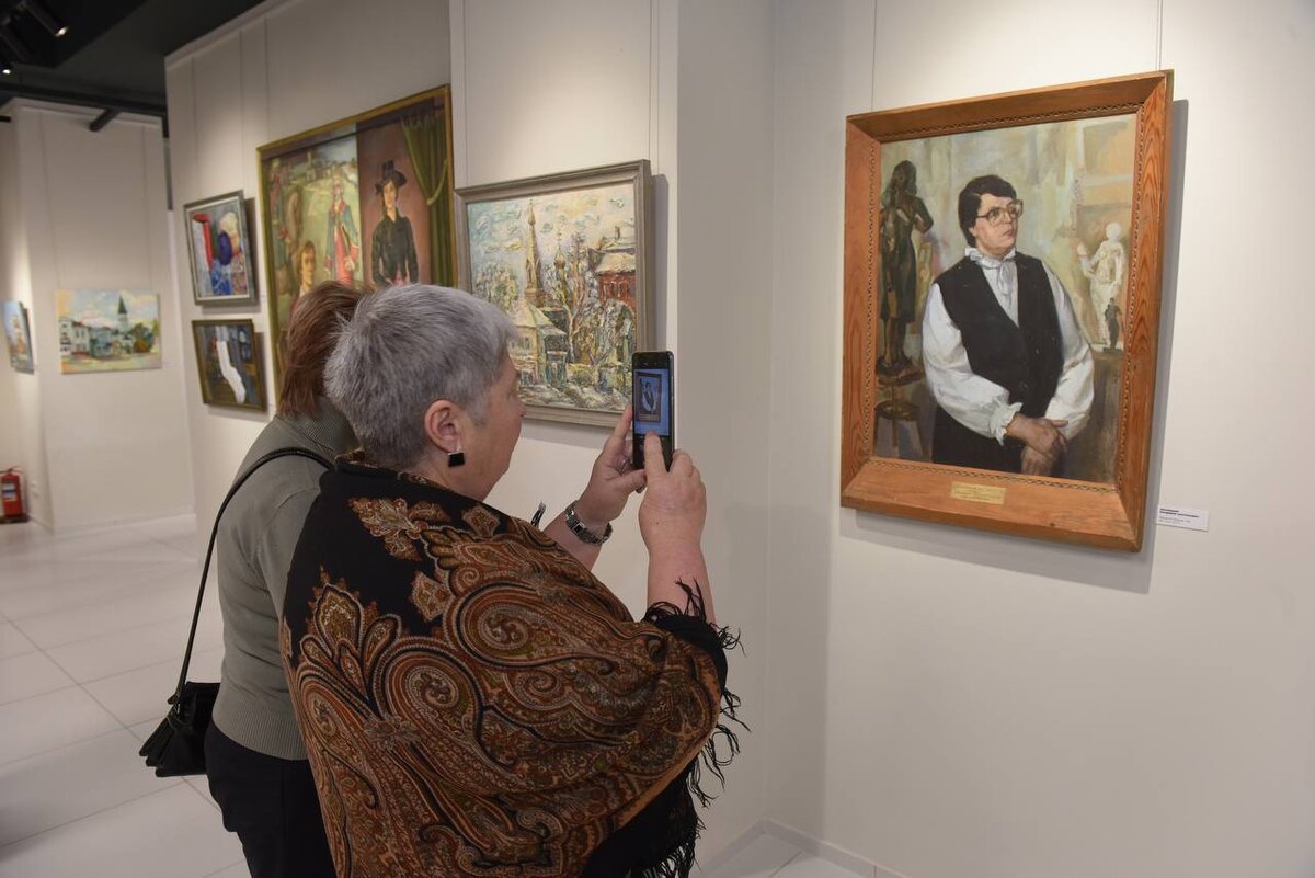  📷    За успехи в творчестве оренбургских художников наградили золотыми и серебряными медалями Кристина Просвиркина