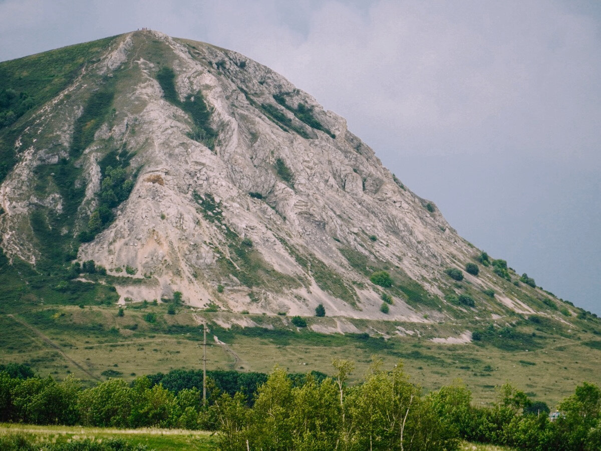 На соседнем шихане Куштау зимой открываются горнолыжные трассы, можно не только насладиться красивыми видами с шихана, но и скатиться с него на тюбах или сноуборде