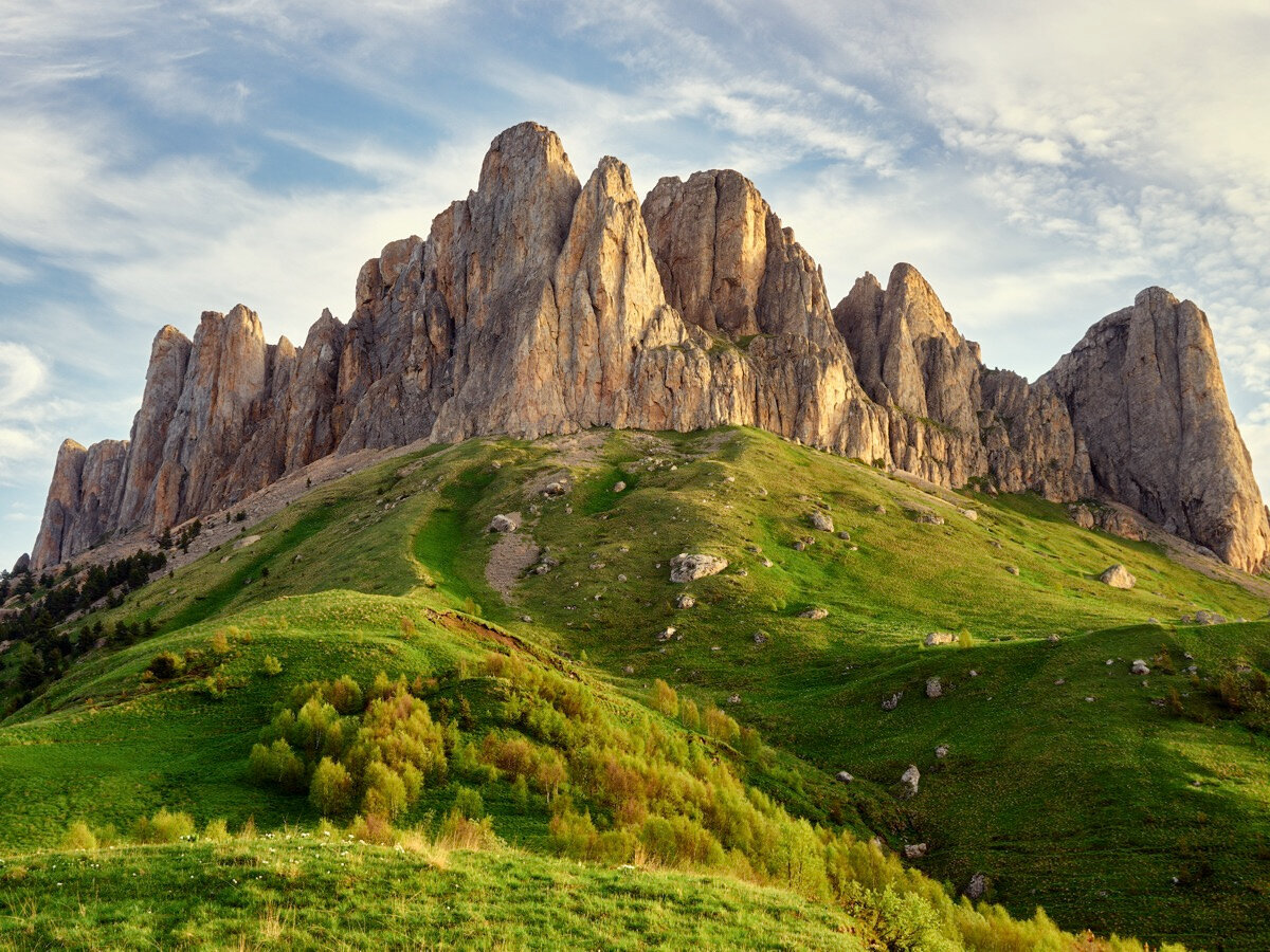 За день неподготовленному человеку подняться на большой Тхач невозможно, нужно выделять три-четыре дня. По пути на вершину есть много удобных полян для палаток с живописными видами