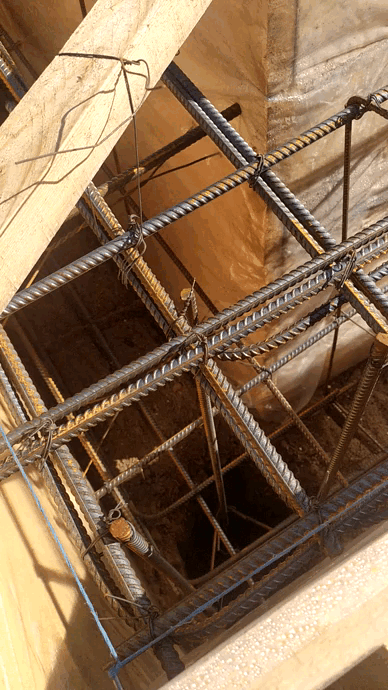 Снизу подпятники не ставили, а приподняли каркас на опалубку проволокой на опалубку.