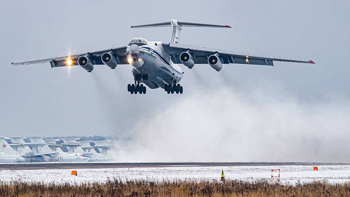 Низов: Экипаж самолета Ил-76 героически не допустил его падения на жилые  дома | Вечерняя Москва | Дзен