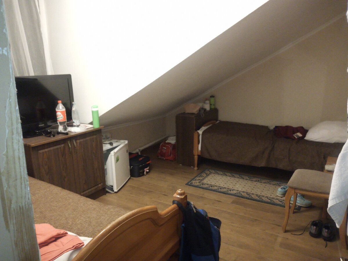 Вот это вся комната. Но так "повезло" только нам, у других были вполне просторные номера