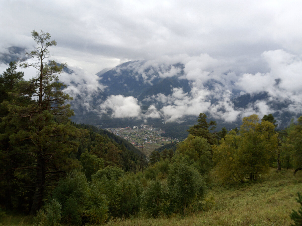 Но потом они рассеялись и мы увидели это! Прямо по центру поселок Архыз, где мы и жили