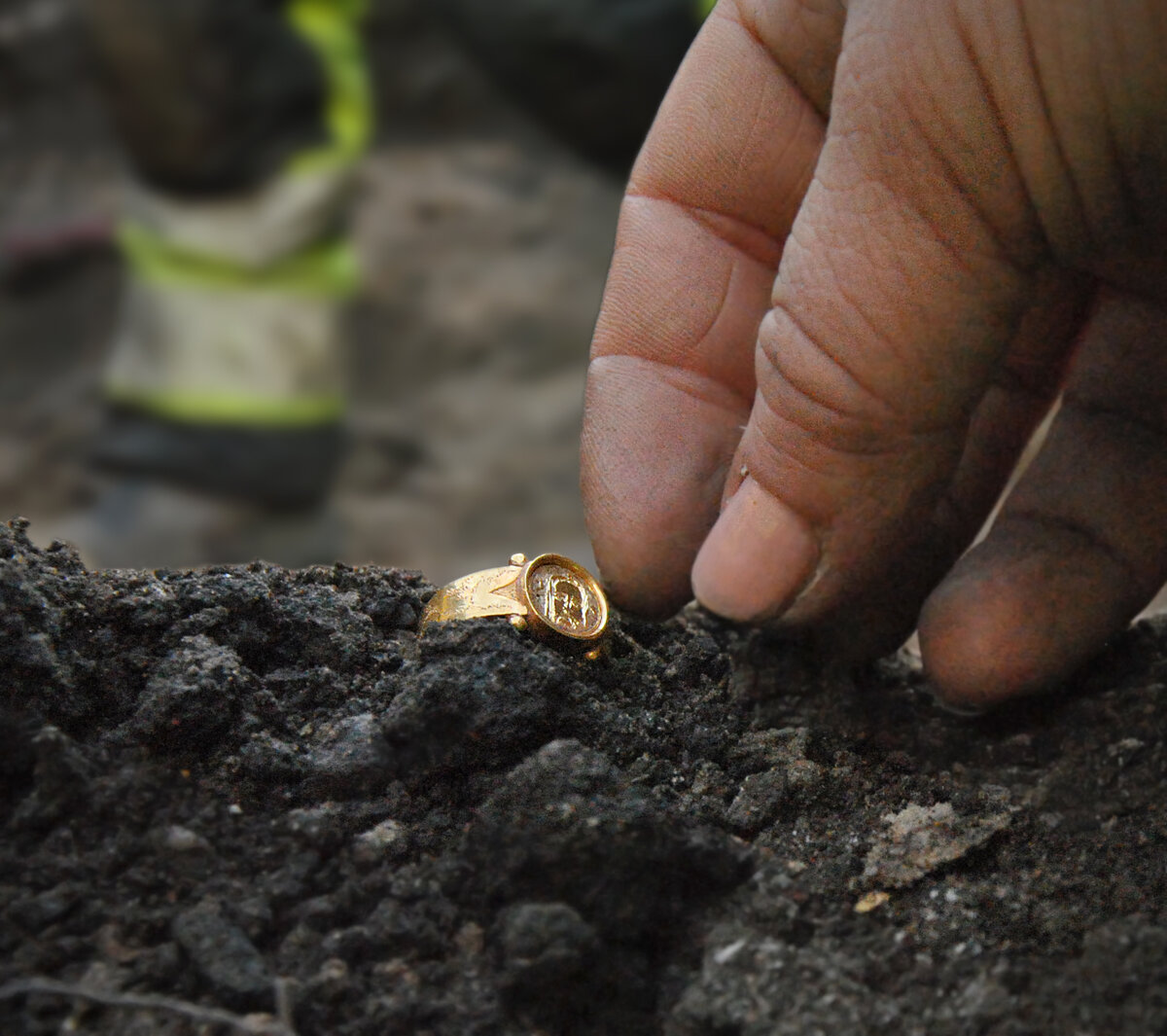 Женский золотой перстень с выгравированным изображением Иисуса Христа датируемый 15 веком