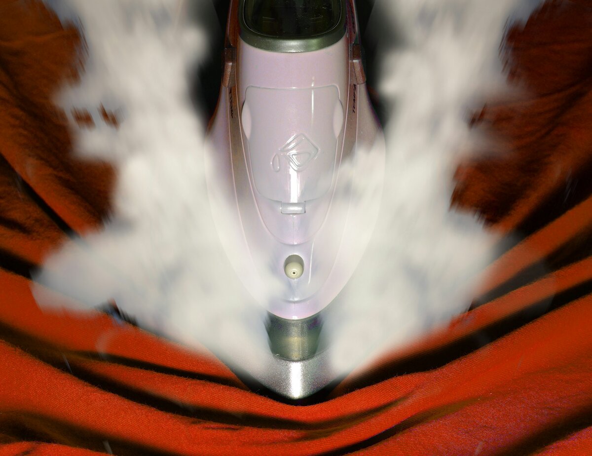    Для удаления двустороннего скотча с гладкой поверхности подойдет даже утюг! Главное — положить на клейкую основу салфетку и прогладить скотч через нее.Unsplash