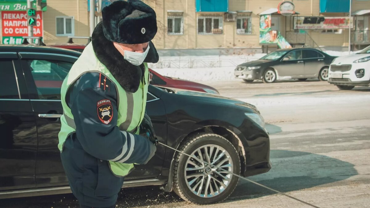     В Тюменской области 67-летний водитель пытался уйти от погони ГИБДД. За рулем он находился в состоянии алкогольного опьянения и на просьбы правоохранителей не реагировал.