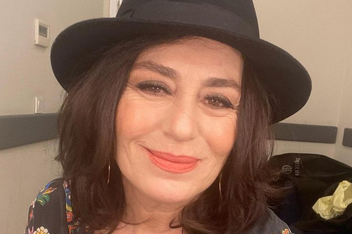     «Странный подбор актеров»: из 54-летней Назан Кесал создатели «Зимородка» сделали старушку в сериале «Соседняя комната»