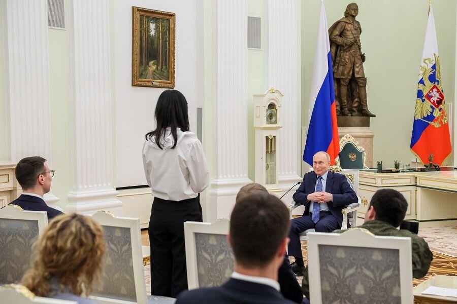    Президент РФ Владимир Путин во время встречи в Кремле с победителями конкурса «Лидеры России» © Сергей Савостьянов/ТАСС