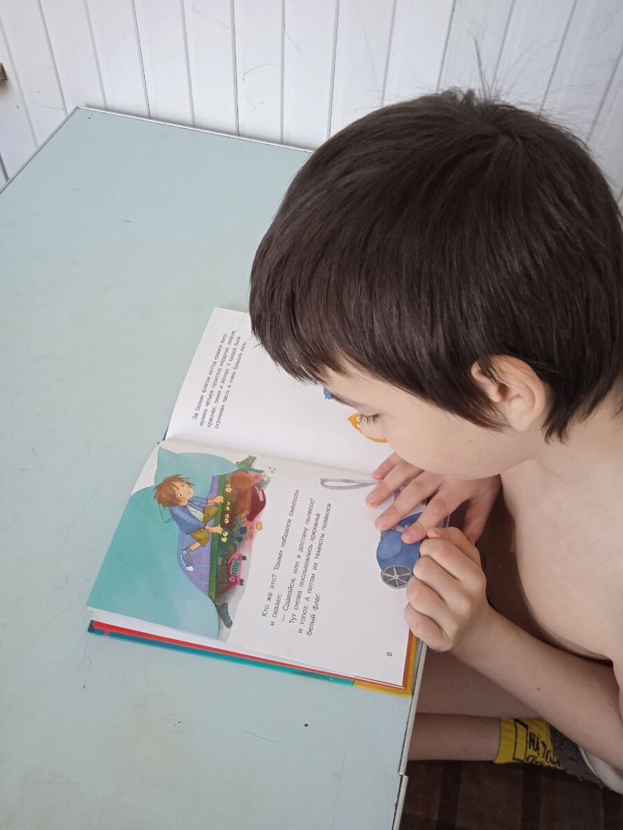 Лука, кстати, огромный, просто преогромный молодец - он делает невероятные успехи в чтении!.. Особенно, если вспомнить, как он ещё пару месяцев назад буквы еле-еле соединял.  Научился читать про себя, произнося слова целиком, а не по звукам/слогам. Гордюсь. 
