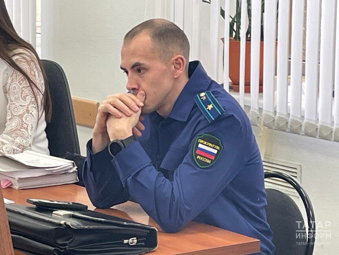 ​Старший помощник прокурора Ново-Савиновского района Дамир Исмагилов отметил, что без подсудимого зачитывать обвинение и проводить заседание не имеет никакого смысла. Фото: © Дмитрий Шатров / «Татар-информ»