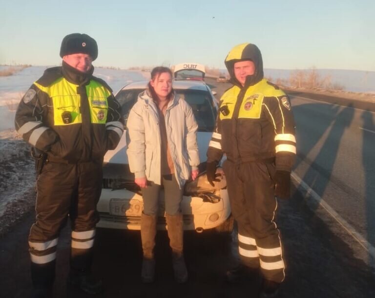    В Сакмарском районе инспекторы ДПС Евгений Суходолец и Михаил Порошин помогли автоледи Кристина Просвиркина